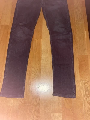Svarta replay jeans! - Snygga svarta  replay jeans  med rak passform och klassisk femficksdesign. Jeansen har en enkel stil utan synliga loggor och är tillverkade i ett robust jeanstyg som passar perfekt till vardagslooken.