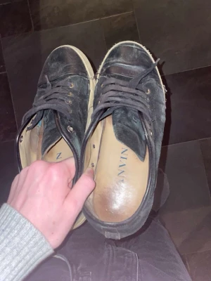 Svarta sneakers från Lanvin - Svarta sneakers från Lanvin. Säljs då jag inte använder dom längre. Skick 5/10, det blir såklart blött i skon om man går i mycket snö eller mycket vatten, men funkar annars bra, skriv vid funderingar 