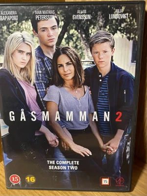 Gåsmamman Säsong 2 DVD-box - DVD-box med hela säsong 2 av den svenska dramaserien Gåsmamman. Omslaget har färgbilder på huvudkaraktärerna och information om handlingen på baksidan. 