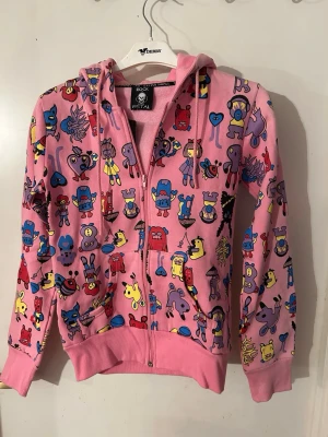 HUVJACKA från Rock metal i storlek XS. - HUVJACKA helt ny från Rock metal. Storlek XS. Material i 80% bomull och 20% polyester. Obs! Jättelite stretch.