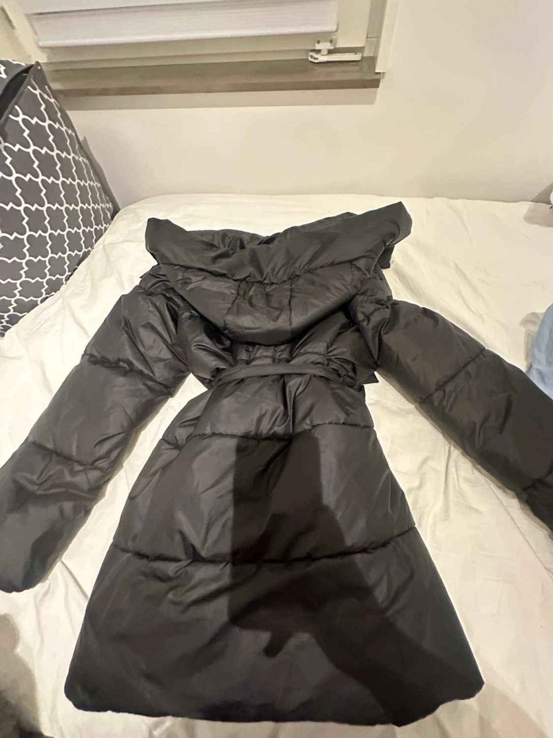 Svart lång dunjacka med huva och bälte - 1