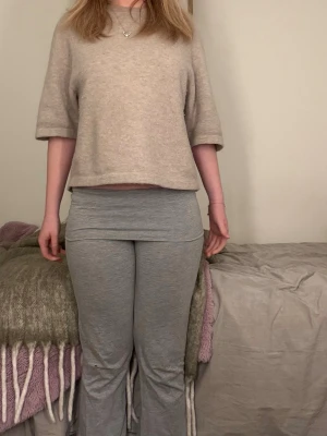 Yoga pants - Säljer dessa snygga yoga pants då dem inte andvänds längre. ( har ett jätte litet hål på knät)