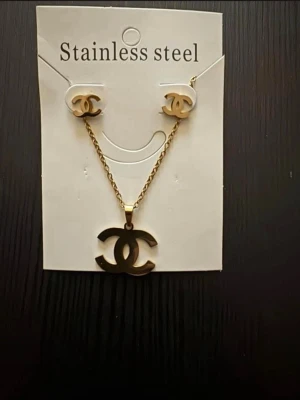 Smyckesset - Helt nytt! Guldaktiga örhängen oxh matchande halsband till.