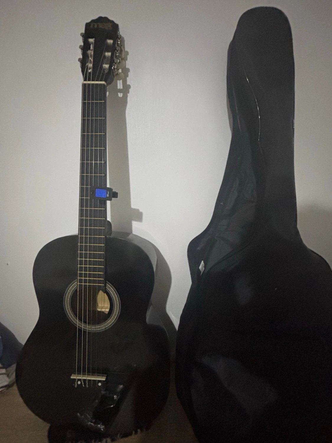 Svart klassisk gitarr med stämapparat - 3