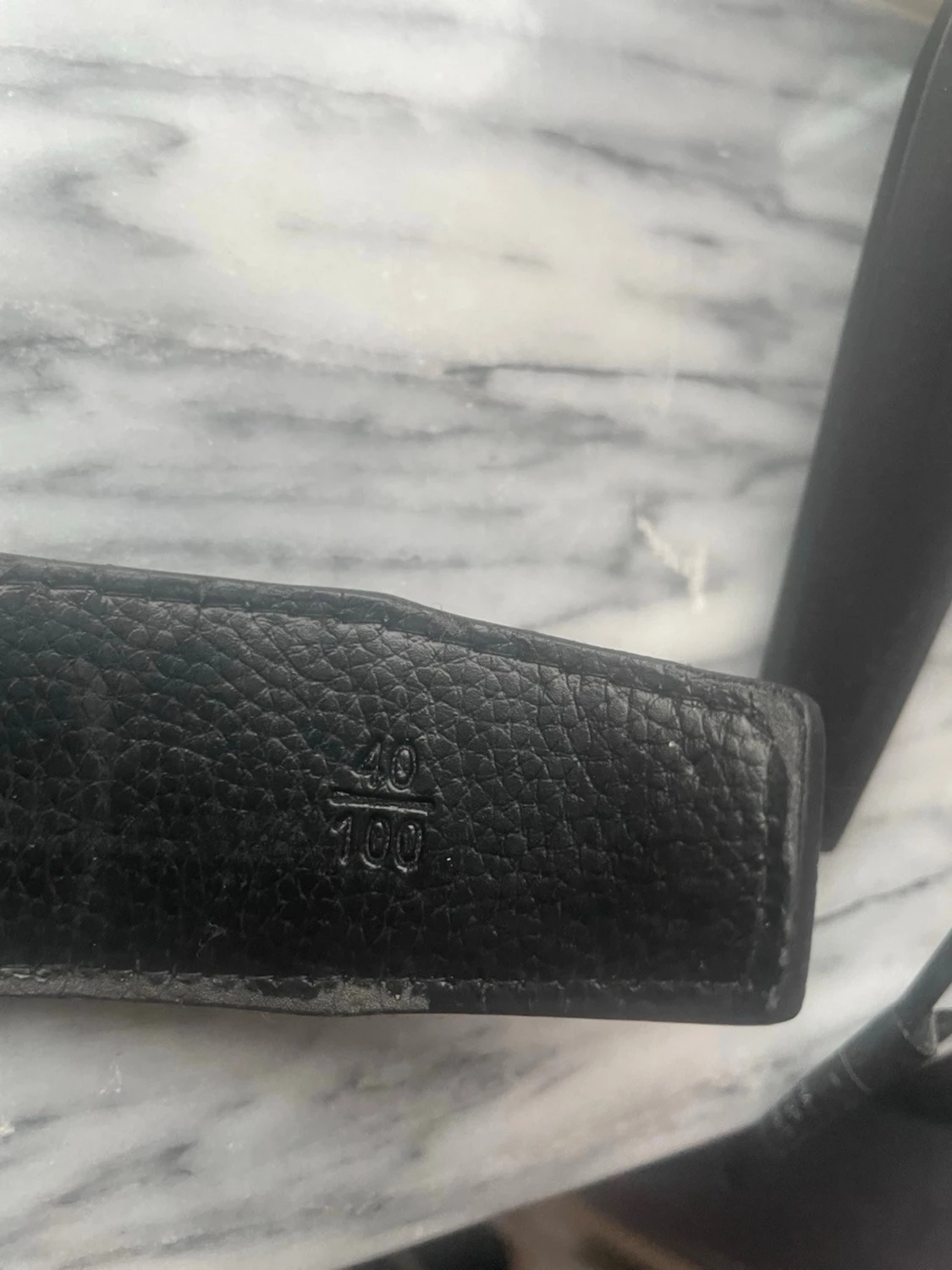 Svart läderbälte med H-spänne - 2