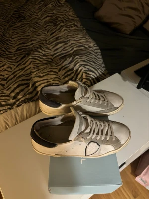 Vita sneakers från Philippe Model - Philippe model skor med navy häl i storlek 42