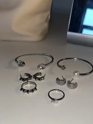 Caroline Swedblom armband - Caroline Swedblom armband, knappt använt, nytt skick!