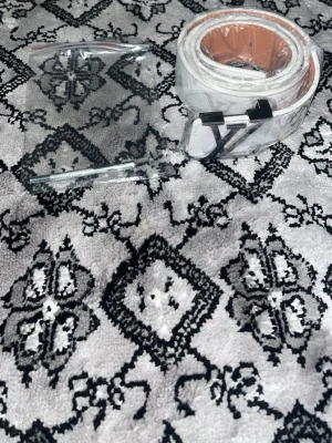 Vit L V bälte  - L V bälte 110 cm du kan göra egna hål. 