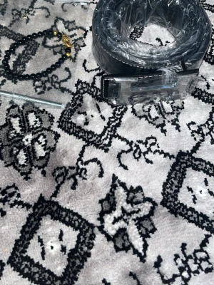  Svart H E R M E S bälte  - Svart H bälte du kan göra egna hål. 