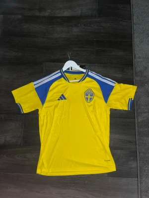Sverige 2026 fotbollströja  - Helt ny 2026 adidas Sverige fotbollströja, storlek L  Skriv vid frågor eller funderingar 