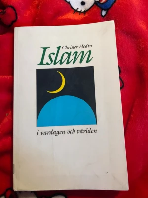 Islam - En utbildande bok om islam av Christer Hedin, perfekt om du tex pluggar religion eller bara vill veta mer om islam. Den är köpt på en biblioteks loppis men har själv inte läst den. En sida sitter lös bild 3.