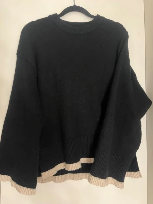 Svart stickad tröja med beige kant - Jätte mysig tröja från gina i strl M 💕Har använt ett par gånger.