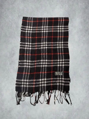 Burberry halsduk ”cashmere” - halsduk från Burberry | färg: blå röd vit | 100% cashmir | ny pris ca 4000kr | defekter: två hål, men syns ej när man använder den | skriv vid frågor | MD closet