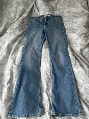 Helt nya low waist Junk yard jeans - Jag säljer ett par low waist Junk yard jeans som var för stora för mig. Hann dra av lappen innan jag testade den. Super fina!!🩷orginal pris:600kr❤️skickar inom 1-3 dagar❤️