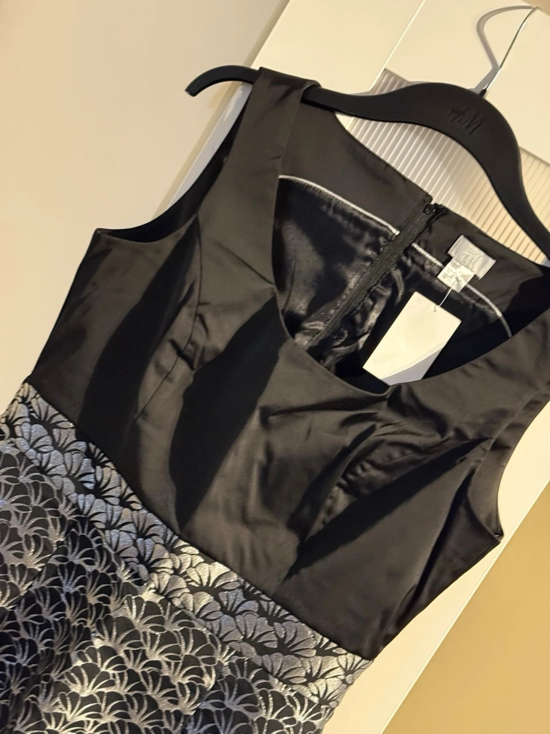 Svart och silvermönstrad kort klänning - 1