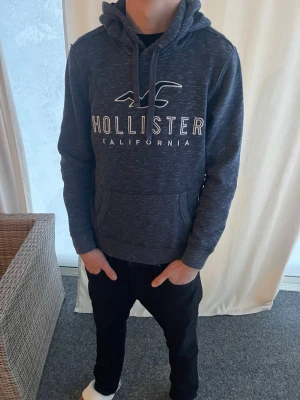 Hollister hoodie - Riktigt snygg hoodie från hollister. I storlek S. Den som bär tröjan på bilden är 183 cm. Skicka prisförslag. Kika in min profil för liknande plagg.