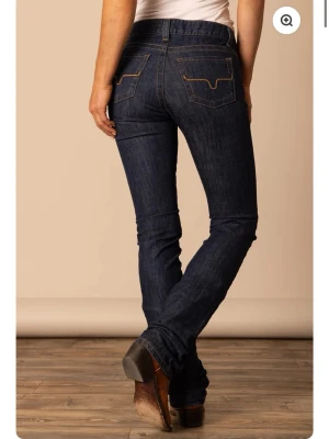 Kimes Ranch usa jeans BETTY - Nya snygga mörkblå jeans med bootcut passform och kontrastsömmar på bakfickorna. Klassisk femficksmodell. Modell BETTY storlek 6/32