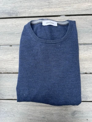 Gran sasso tröja - Gran sasso crewneck i kashmir liknande material! Inga defekter, fint skick. Storlek S. Kontakta mig för fler frågor och funderingar!