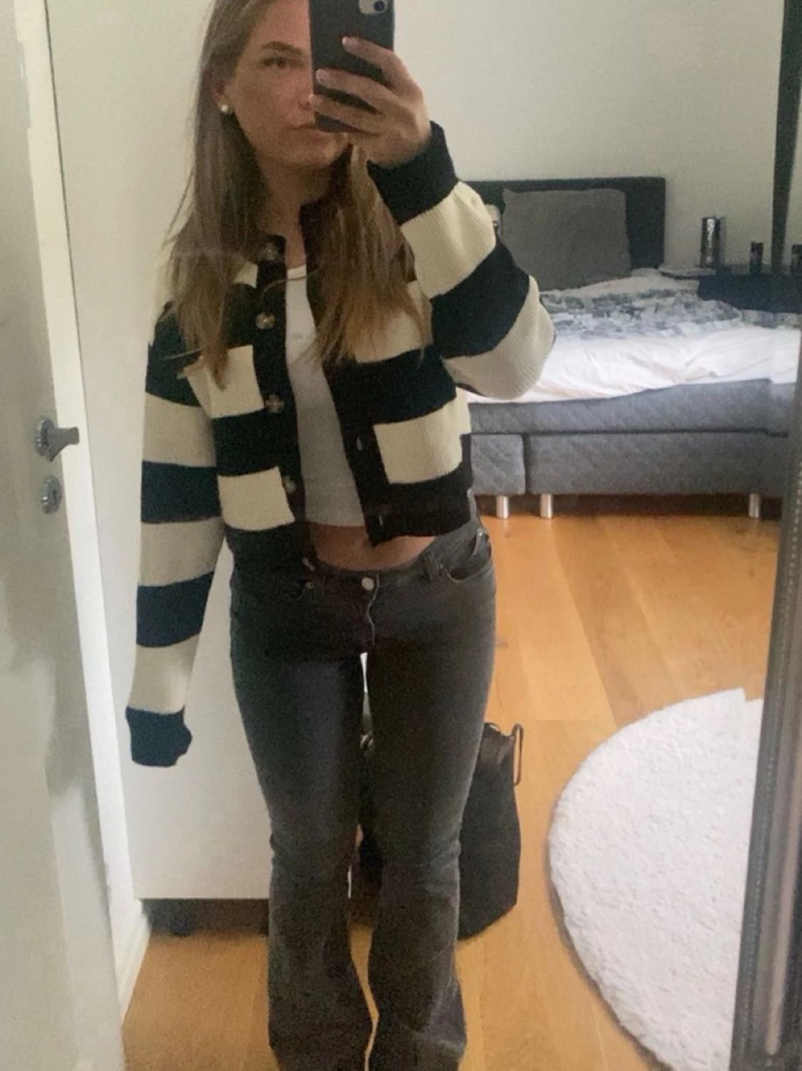 Randig svartvit stickad kofta