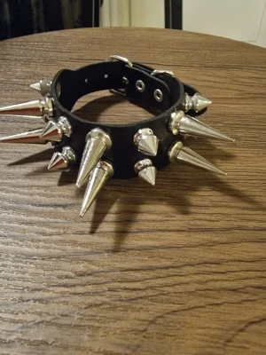 Armband punk nitar - Punkarmband i PU-läder för män/kvinnor. Goth punk rock-armband. 25,8 cm långt. Bredd 2,6 cm.