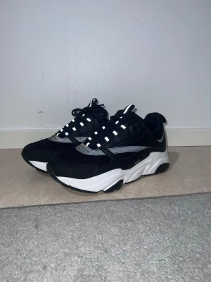 B22 Skor - svart/vit - reflexer - Feta b22s helt nya. Storlek 43 väldigt bra kvalitet. Pris kan diskuteras vid snabb affär! Storlek 43 men passar även 42