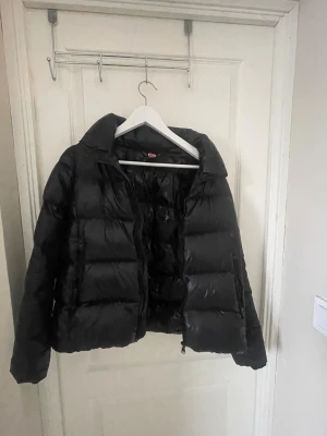 Vinterjacka från colmar - Så fin vinterjacka från colmar i ett bra skick utanpå jackan, fickorna innanför är trasiga och därför ganska lågt pris men går säkert att sy igen. Nypris ca 3500, kan såklart gå ner i pris vid snabb affär och bara o skriva vid frågor! Storleken är originalt 14-16 barnstorlek men skulle säga att det motsvarar ca xs-liten s men beror såklart på hur man vill att den sitter osv! 🫰🏼 Som sagt bara att skriva vid frågor, bilder eller prisförslag!🫰🏼🫰🏼