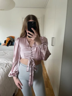 Ljusrosa blus från Shein - Säljer en superfin ljusrosa blus från Shein. I fint skick.