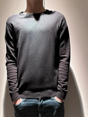 Svart sweatshirt från Jack & Jones - |Hej! En otroligt snygg svart sweatshirt/tröja från Jack & Jones❗️| Skick 8/10 otroligt bra skick, bara lite lite uttöjd i halsen☑️| Storlek: XS, sitter mer som S, sitter bra på mig - 189cm 75kg📏| Nypris: ca 400kr💵| Färg: svart, som på bilden🖤| Fraktar spårbart via postnord eller instabox📦| Hör av er för mer information!|