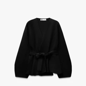Svart omlott stickad blazer från Zara - Super snygg att använda som en topp men även som en jacka!! Aldrig använd tyvärr, köpte den för 559kr!❣️