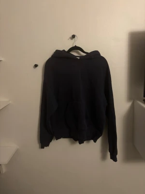 Mörkblå hoodie från Gina Tricot  - En enkel och stilren mörkblå hoodie från Gina Tricot , basically basics-kollektionen. 💕💕