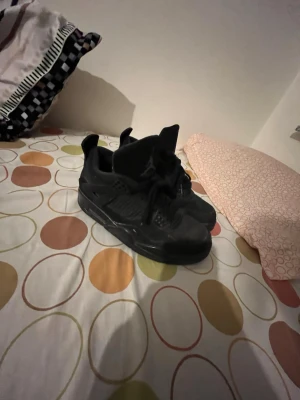 Black cats Jordan 4 - Det här är riktiga Black cats och om du vill ha bevis så kan vi visa er att det är riktigt. 😊😊                                 västerås. skallberget 