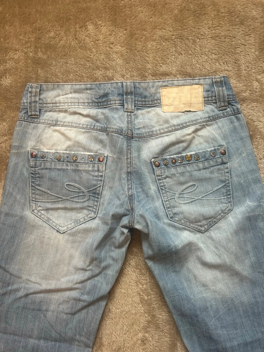 Ljusblå bootcut jeans med slitningar - 2