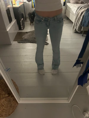 Gina jeans  - Säljer ett par ljusblå jeans med bootcut passform och låg midja. Jeansen har snygga fickor bak med lock och knapp, samt klassiska femficksdetaljer fram. Dom är i mycket bra skick. Original pris är 600 kr💕
