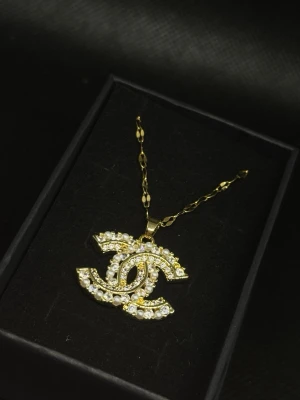 Halsband - Helt ny guldfärgad halsband i rostfritt stål.