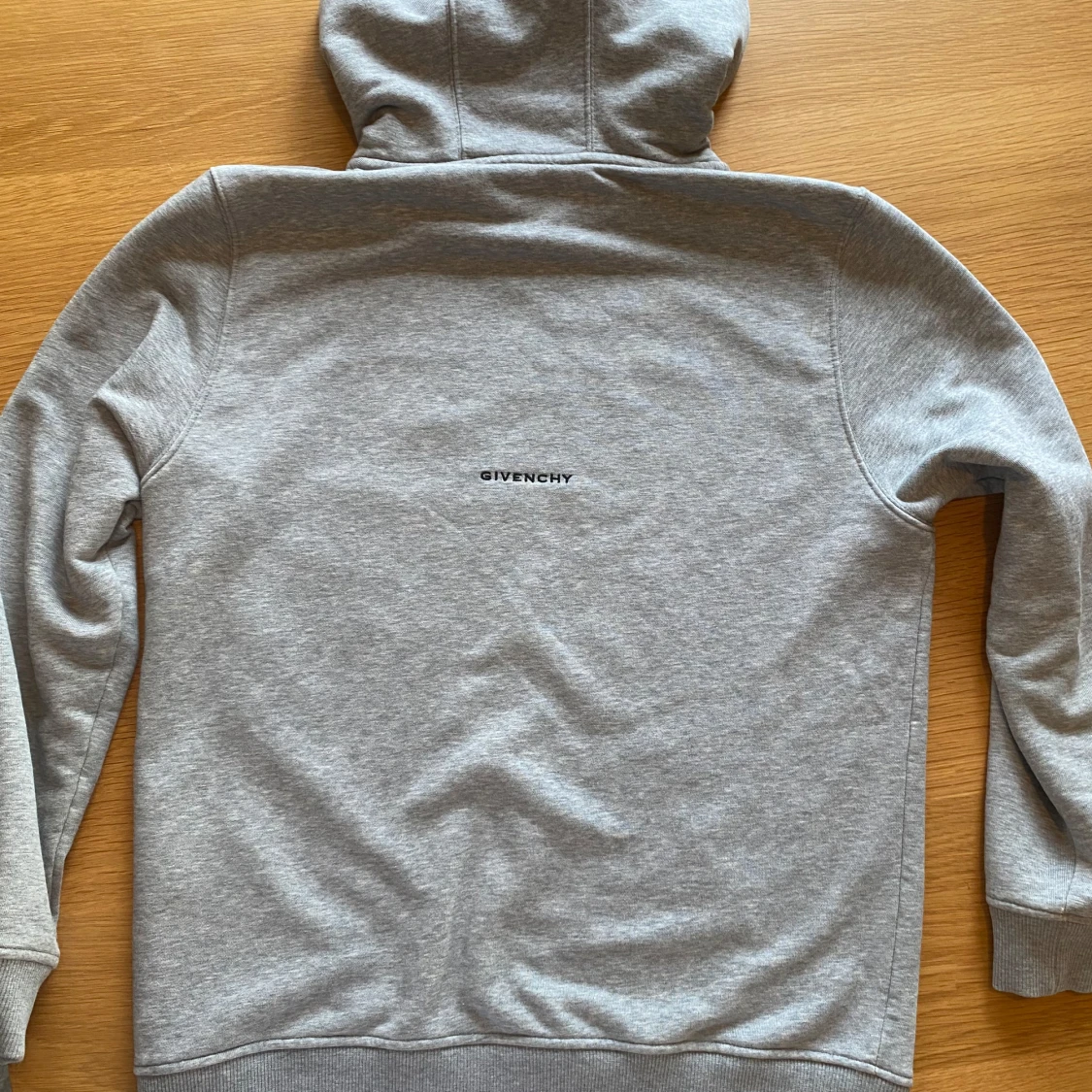 Grå Givenchy hoodie med svart print - 1