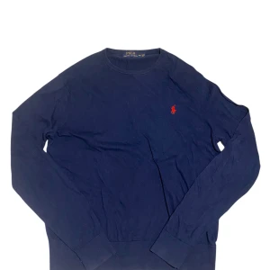 Marinblå tröja från Polo Ralph Lauren - Snygg marinblå tröja från Polo Ralph Lauren i storlek M. Tröjan är av 85% bomull och 15% kashmir 