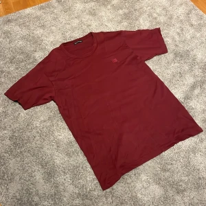 Vinröd Acne Studios Tröja! - En skurk snygg tshirt från Acne Studios. Tröjan är i bra skick förutom ett litet håll i ryggen (se bild 3). Hör av er vid funderingar eller fler bilder!