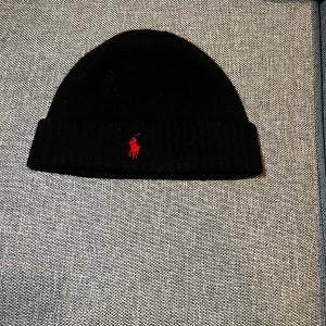 Polo Ralph Lauren svart  - Tjena säljer nu en riktigt fet Polo Ralph Lauren i mjuk merinoull. Perfekt till dom kallare höst dagarna. Skicket är 9/10 