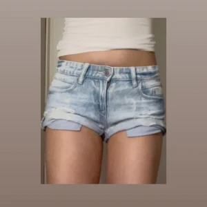 Ljusblå ripped jeansshorts Stradivarius - Ljusblå jeansshorts från Stradivarius med slitna detaljer💓