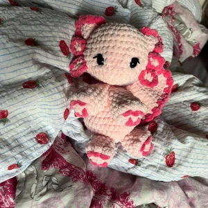 Virkad rosa salamander-katt - En varierad omgång denna gången med flera olika tester och nya projekt, här är en salamander-katt i roda.🩷 !Dessa innehåller säkerhetsögon som inte rekommenderas för barn under 3 år!