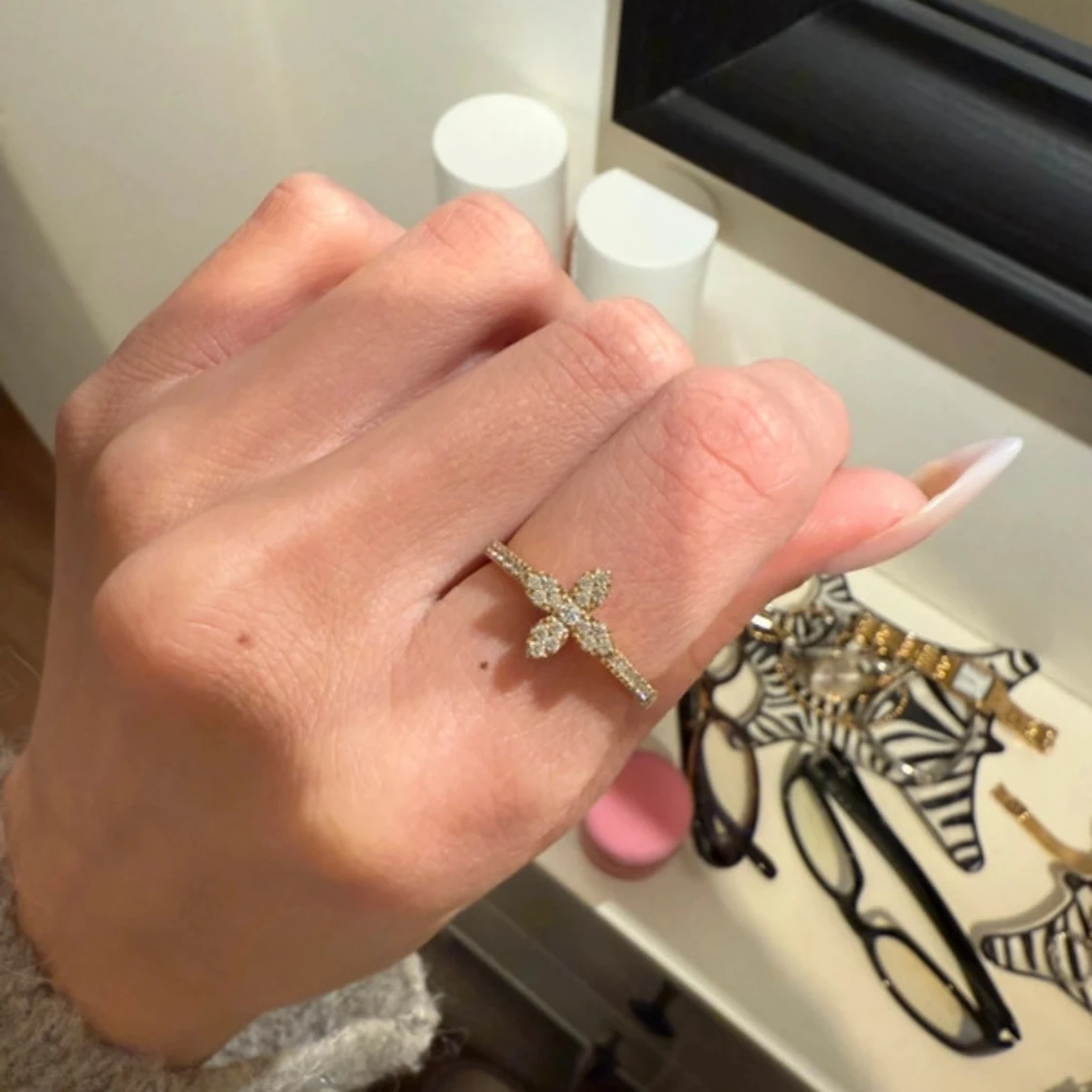 Guldig ring med glittrande stenar - 1