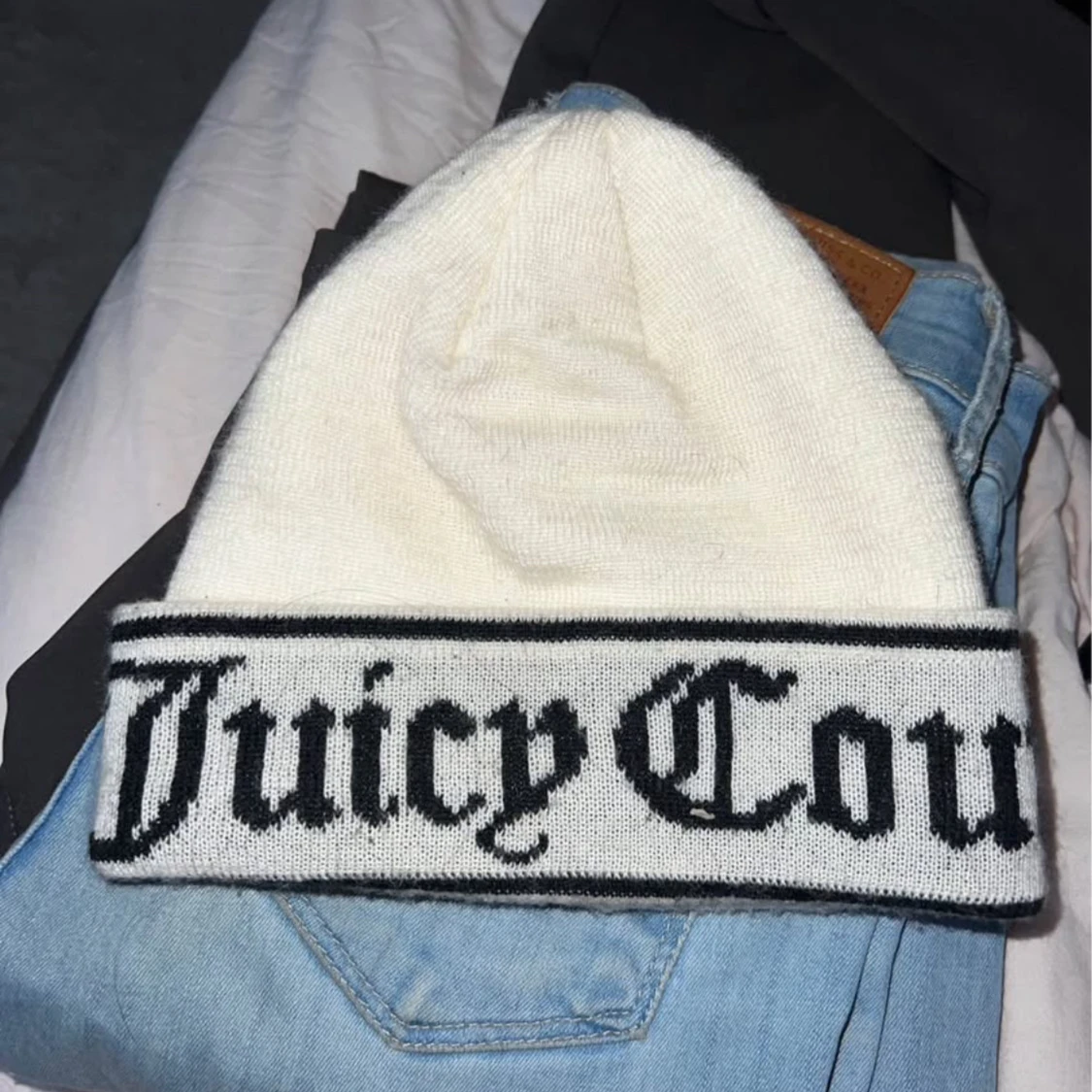 Vit mössa från Juicy Couture