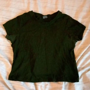 Svart t-shirt från Urban Classics - En basic svart croppad t-shirt från Urban Classics i storlek L, men är lite liten i storleken så är mer som en M. 