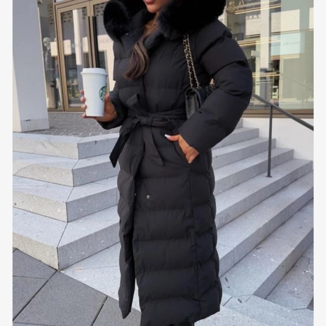 Lång svart dunjacka med fuskpäls - 1