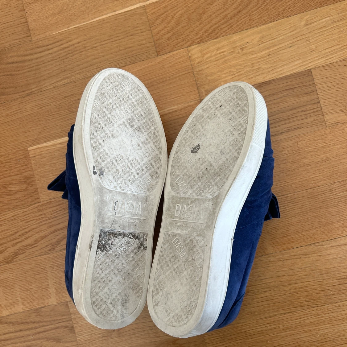 Blå mockasneakers med rosett från Dasia - 2