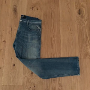 Replay Anbass Jeans - Tja! Säljer nu dessa Replay Anbass jeans i modell Hyperflex! Strl 32/32 o vanlig i storlek! Inga defekter på jeansen! Skön passform och skönt material! Nypris 1599kr, hör av er vid frågor och priset kan alltid diskuteras