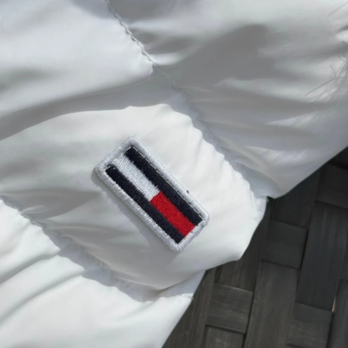 Vit pufferjacka från Tommy Jeans - 3