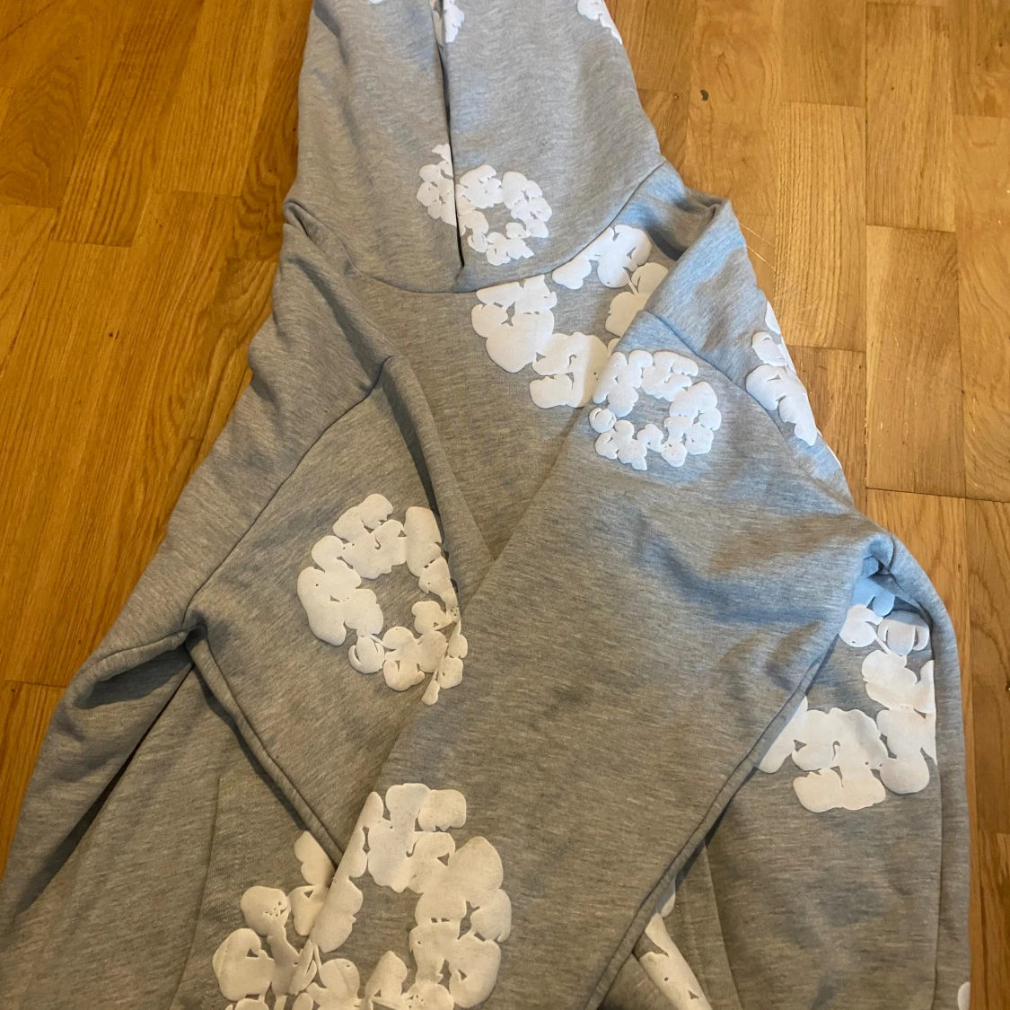 Grå hoodie med vita blommor från Denim Tears - 1