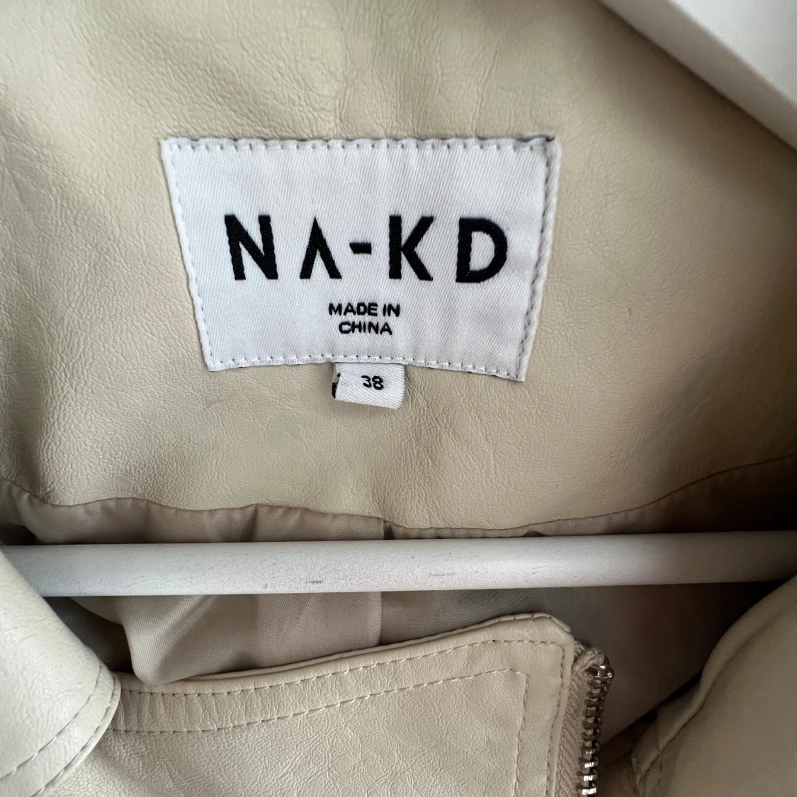 Beige croppad skinnjacka från NA-KD - 2