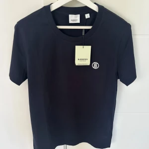 Burberry tshirt - Burberry tshirt, helt ny med tags, storlek S